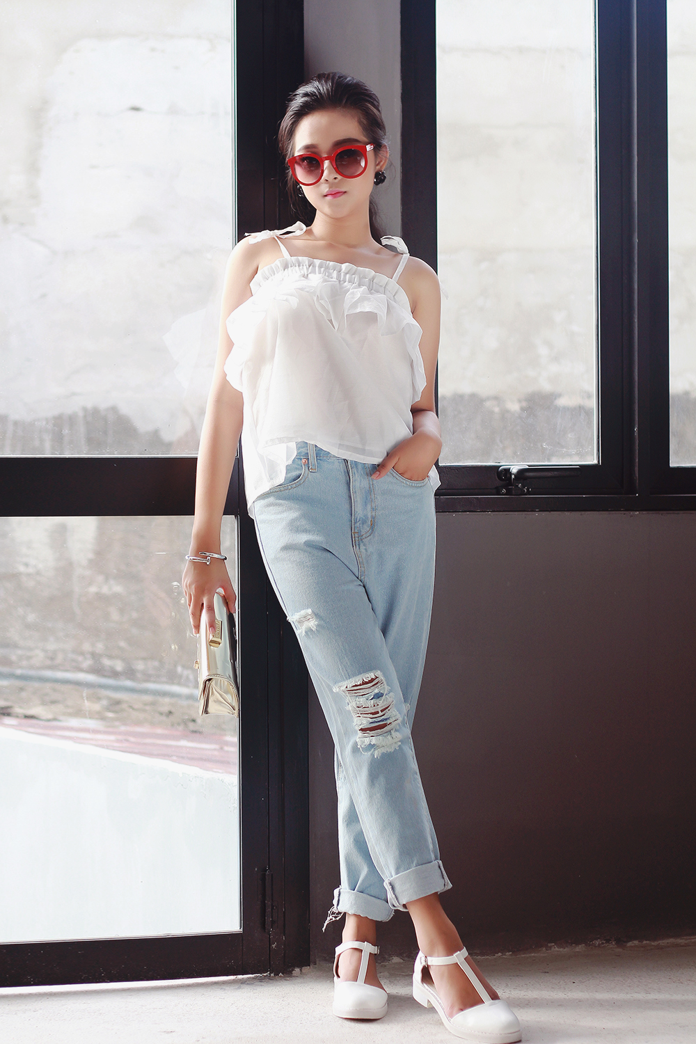 Cô thực sự đã trở thành một quý cô chứ không còn là diễn viên nhí nữa. Áo hai dây, quần jeans rách, Tam Triều Dâng sang chảnh mà vẫn trẻ trung.